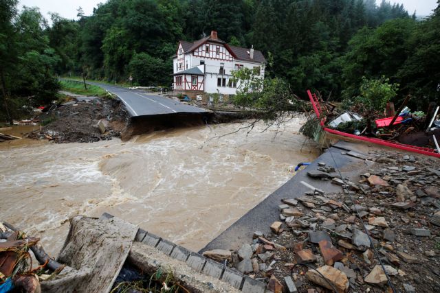 Φονικές πλημμύρες στη Γερμανία - «Συγκλονισμένοι» δηλώνουν Μέρκελ και Σταϊνμάιερ
