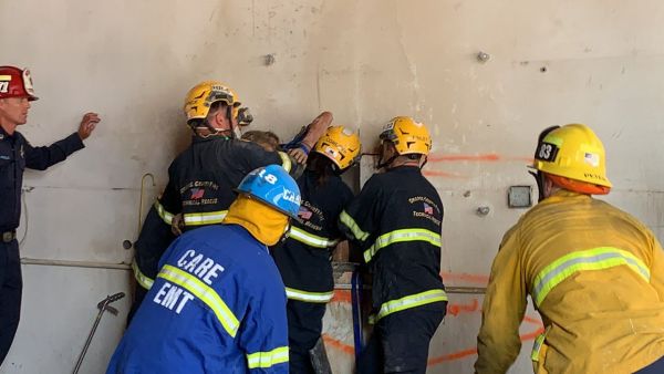Ούτε σε ταινία: Γυμνή γυναίκα «σφήνωσε» ανάμεσα σε δύο κτίρια – Σε κενό… 20 εκατοστών