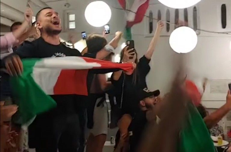 «Κάηκε» η Μύκονος από τους Ιταλούς – Ξέφρενοι πανηγυρισμοί στο νησί των ανέμων