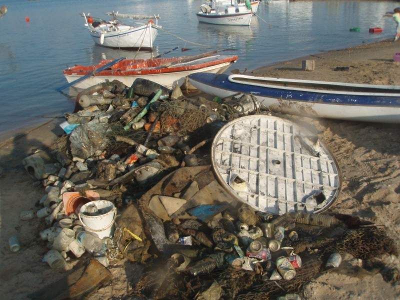 Από καρέκλες μέχρι θυμιατά: Τόνοι απορριμμάτων ανασύρθηκαν από 8 ελληνικά λιμάνια