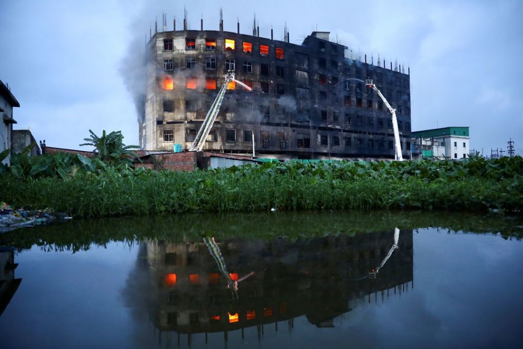 Μπανγκλαντές: Για ανθρωποκτονία διώκεται ο ιδιοκτήτης του εργοστασίου που κάηκε με θύματα 52 ανθρώπους