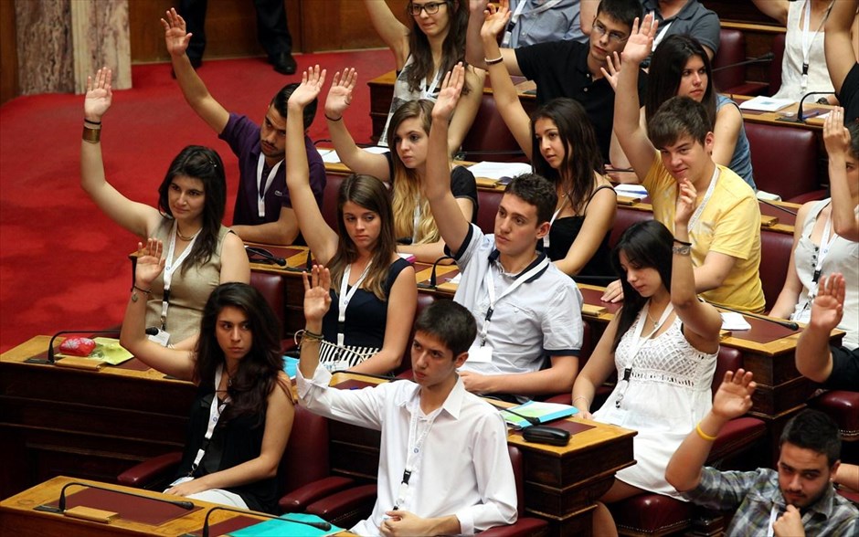 Βουλή: Νεανικό χρώμα στη συνεδρίαση της ολομέλειας της Βουλής των Εφήβων