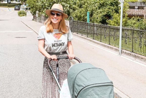 Μαρία Ηλιάκη: Βόλτα με την δύο μηνών κόρη της