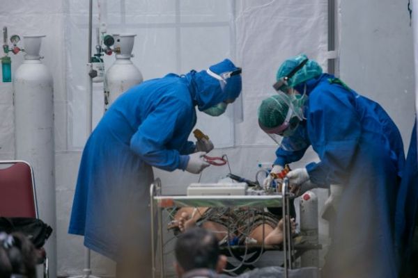 Κοροναϊός: Δεκάδες θάνατοι στην Ινδονησία λόγω έλλειψης οξυγόνου στα νοσοκομεία
