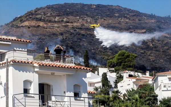 Ισπανία: Πυρκαγιά κατακαίει φυσικό πάρκο στην Καταλονία, 350 άνθρωποι εγκατέλειψαν τις εστίες τους