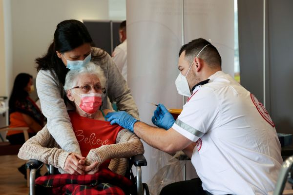 Κοροναϊός: Το Ισραήλ ξεκινά τρίτη δόση εμβολιασμού για πολίτες άνω των 60 ετών