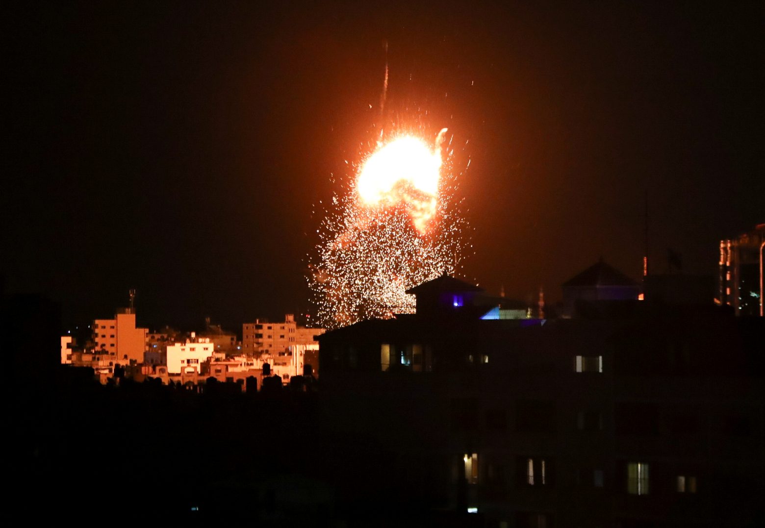 Λωρίδα της Γάζας: Το Ισραήλ απάντησε με βομβαρδισμούς στα… εμπρηστικά μπαλόνια