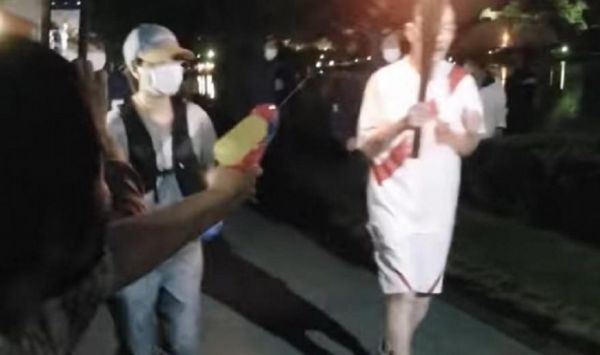 Ιαπωνία: Προσπάθησε να σβήσει την Ολυμπιακή φλόγα με νεροπίστολο – «Όχι στους Ολυμπιακούς Αγώνες!»