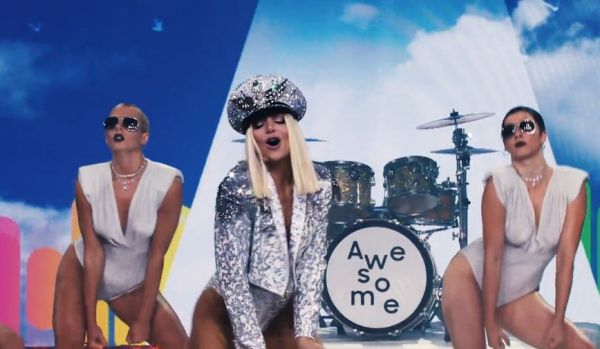 MAD VMA 21: Σούπερ σέξι Josephine στο δικό της «Παλιόπαιδο»