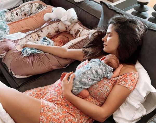 Χριστίνα Μπόμπα: Άυπνη για τα δίδυμα – Κοιμάται όπου βρει