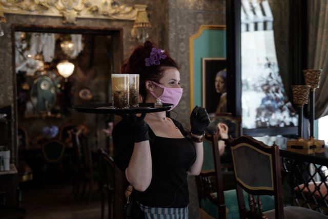 Κοροναϊός: «Σφίγγει» ο κλοιός για τους μη εμβολιασμένους – Δύσκολη και «ακριβή» η καθημερινότητά τους