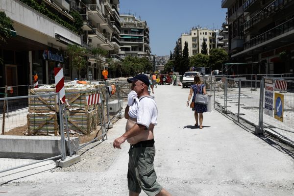 Καύσωνας: Έρχονται ανακοινώσεις για τους εργαζομένους – Δράσεις και προστασία ζητούν οι οικοδόμοι και οι διανομείς σε όλη τη χώρα