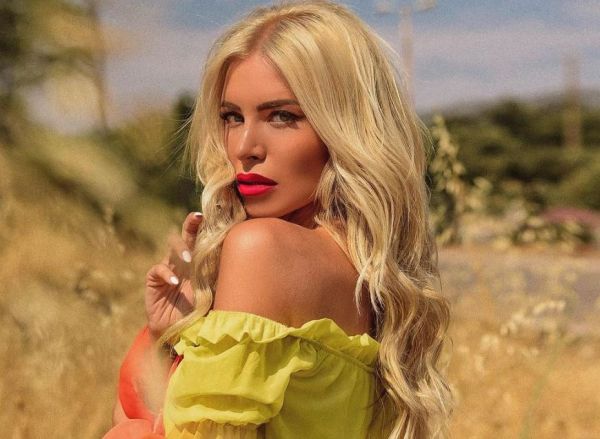 Κατερίνα Καινούργιου: Ποζάρει με μαγιό και κόβει την ανάσα