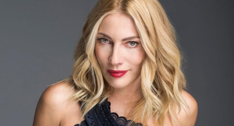 Σμαράγδα Καρύδη: Κόβει την ανάσα ποζάροντας με μπικίνι