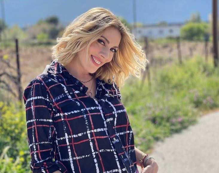 Σμαράγδα Καρύδη: Φοράει το μαγιό της και «γκρεμίζει» το Instagram