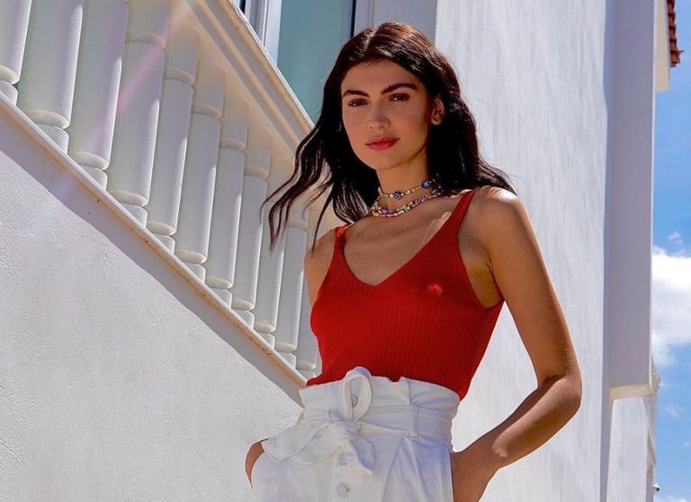 Κέισι Μίζιου: Ποζάρει τοπλες και ζαλίζει με τις αναλογίες της