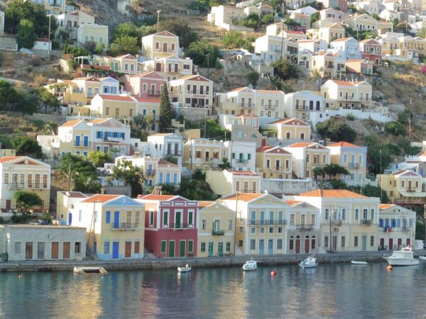 Σύμη: Ένα σκηνικό στημένο από έμπειρο χέρι