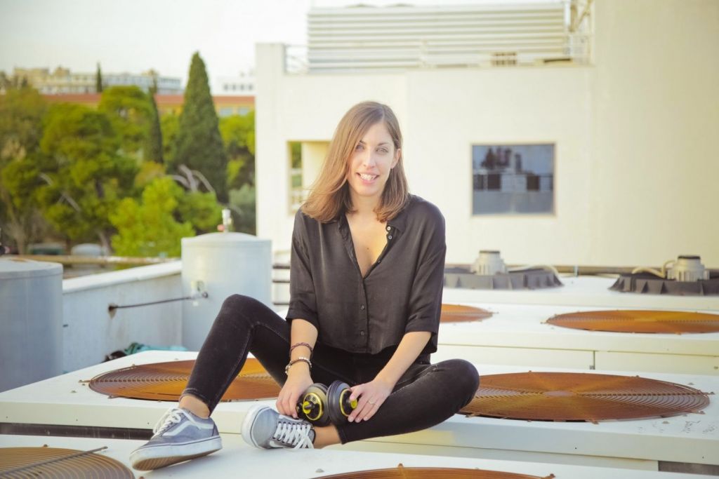 Η Κική Παπαδοπούλου γυρνάει όλη την Χίο και μας δίνει όλες τις λεπτομέρειες για παραλίες, φαγητά και μπαρ