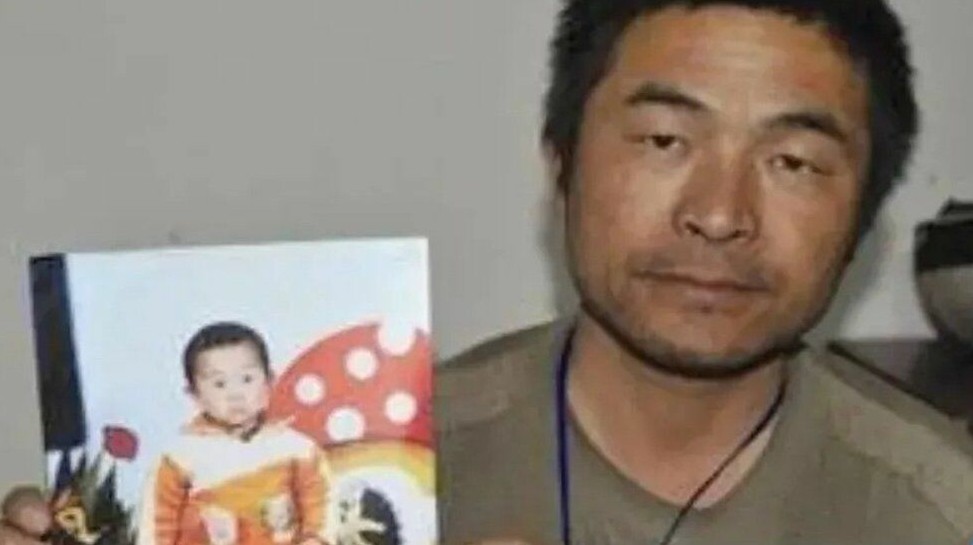 Κίνα: Πατέρας σμίγει ξανά με τον γιο του 24 χρόνια μετά την αρπαγή του