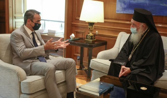 Εμβόλιο: Με το σταυρό στο χέρι… η κυβέρνηση ενόψει της Ιεράς Συνόδου – Η στάση των κομμάτων