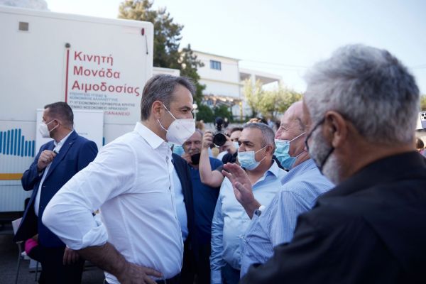 Μητσοτάκης: Κινητές μονάδες για μαζικό εμβολιασμό στα ξενοδοχεία – Συνέπειες για τους ανεμβολίαστους υγειονομικούς