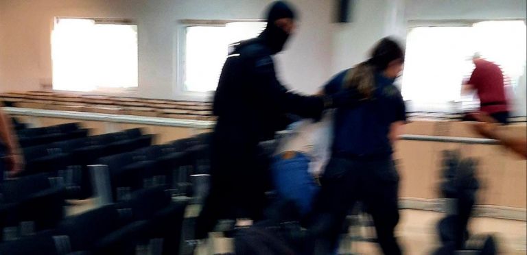 Κορυδαλλός: Επίθεση αστυνομικών σε κρατούμενους πολιτικούς πρόσφυγες μέσα σε δικαστήριο