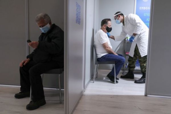 Μόσιαλος: Υψηλό το εμβολιαστικό ποσοστό στη χώρα – Ποιοι θα χρειαστούν 3η δόση εμβολίου