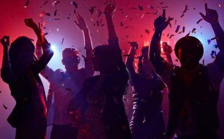 Νέα μόδα τα κορονοπάρτι εν πλω με εισιτήριο έως 200 ευρώ – Συλλήψεις στην Ζάκυνθο