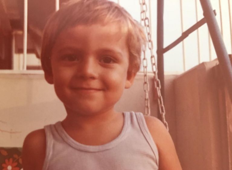 Δεν θα πιστεύετε ποιος διάσημος συγγραφέας είναι το αγοράκι της φωτογραφίας