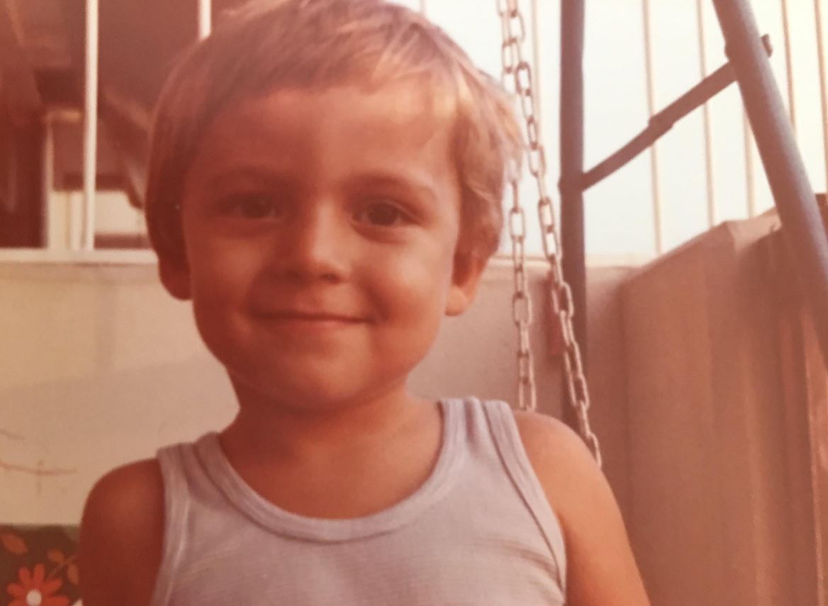 Δεν θα πιστεύετε ποιος διάσημος συγγραφέας είναι το αγοράκι της φωτογραφίας