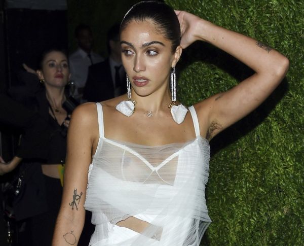 Σέξι κι όποιος αντέξει: Η κόρη της Μαντόνα ποζάρει με τα εσώρουχα