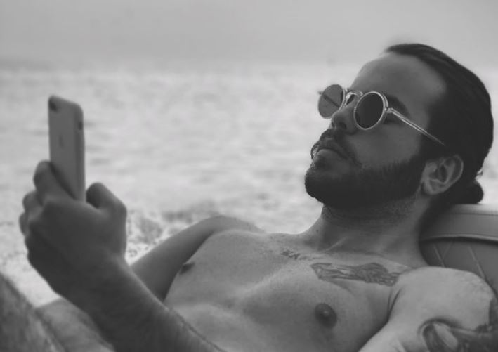 Άγγελος Λάτσιος: Φωτογραφία δίπλα στη θάλασσα με την αδερφή του Λάουρα