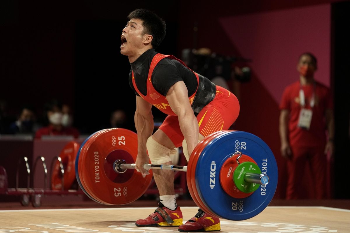 Ολυμπιακοί Αγώνες: Κινέζος αρσιβαρίστας κατέκτησε το χρυσό ισορροπώντας με το ένα πόδι