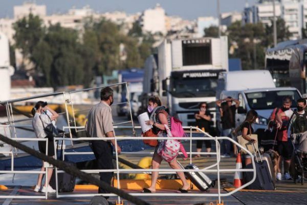 Ατελείωτες ουρές στο λιμάνι του Πειραιά – Οι αδειούχοι σαλπάρουν προς τις Κυκλάδες