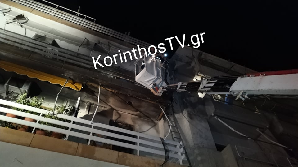 Φωτιά σε πολυκατοικία στο Λουτράκι: Aπεγκλωβίστηκαν 12 άτομα – Συγκλονιστικό βίντεο με την επιχείρηση διάσωσης