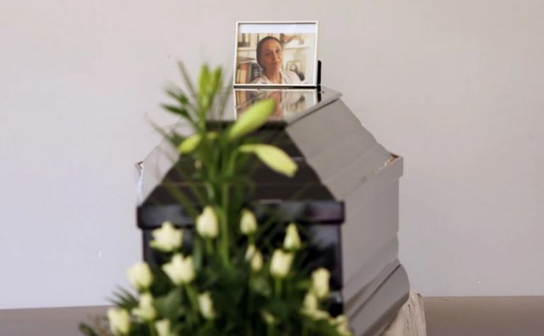 Μάγια Λυμπεροπούλου: Πλήθος κόσμου στο τελευταίο χειροκρότημα-Συντετριμμένη η Καρυοφυλλιά Καραμπέτη