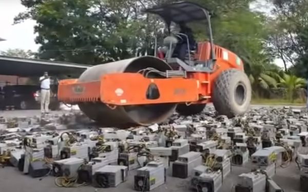 Bitcoin: H Μαλαισία τιμωρεί με οδοστρωτήρα εξορύκτες που έκλεβαν ρεύμα (βίντεο)