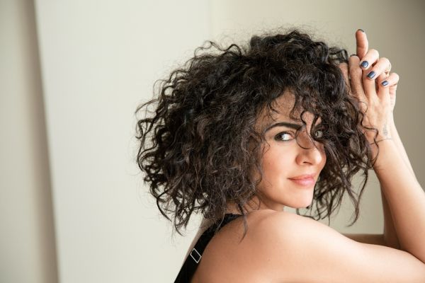 Μαρία Σολωμού: Ποζάρει με σέξι λευκό μαγιό και «κόβει» την ανάσα