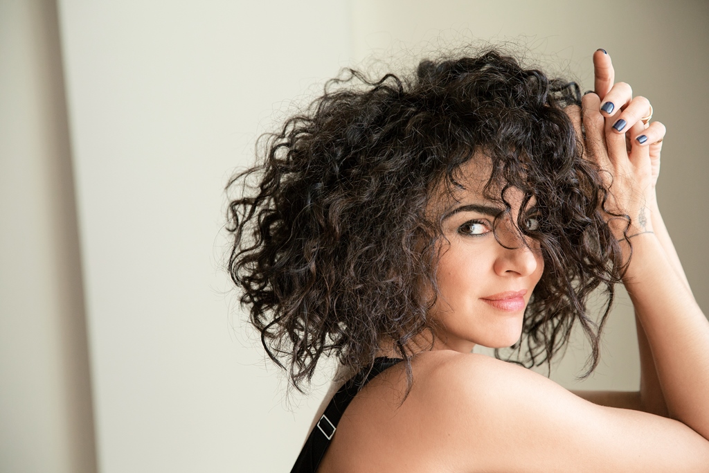 Μαρία Σολωμού: Ποζάρει με σέξι λευκό μαγιό και «κόβει» την ανάσα