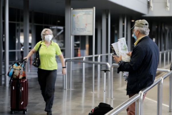 Απίστευτο περιστατικό στη Γερμανία: Μια 75χρονη αρνήθηκε να βάλει μάσκα σε αεροπλάνο και δάγκωσε αστυνομικό