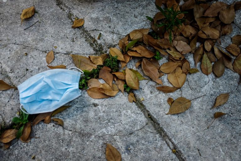 «Δεν είπαμε ποτέ να βγουν οι μάσκες» – Τι λένε οι ειδικοί για τις εικόνες χαλάρωσης στους δρόμους