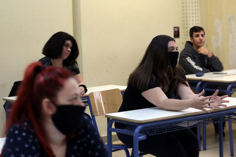 Κοροναϊός: «Μάχη» για να σωθεί το σχολικό έτος – Ανοίγει η πλατφόρμα των εμβολιασμών για μαθητές άνω των 12 ετών