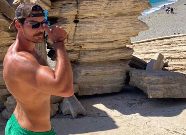 «Άγριες Μέλισσες»: Ο Γιάννης Κουκουράκης ποζάρει ημίγυμνος και οι θαυμάστριες παραληρούν