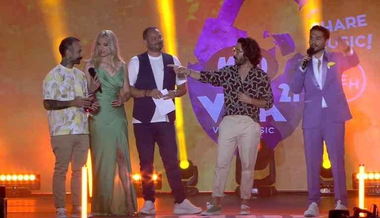 Οι παρουσιαστές του MEGA STAR βράβευσαν το καλύτερο γκρουπ της χρονιάς