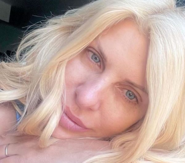 Ελένη Μενεγάκη: Ξέγνοιαστες διακοπές στον προσωπικό της παράδεισο