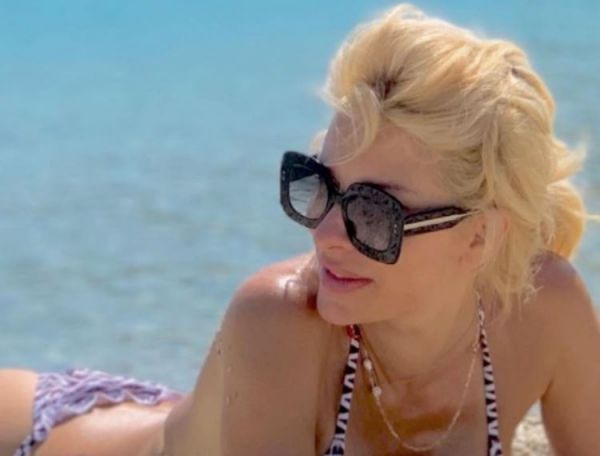 Ελένη Μενεγάκη: Καλοκαιρινή ομορφιά χωρίς ίχνος μακιγιάζ