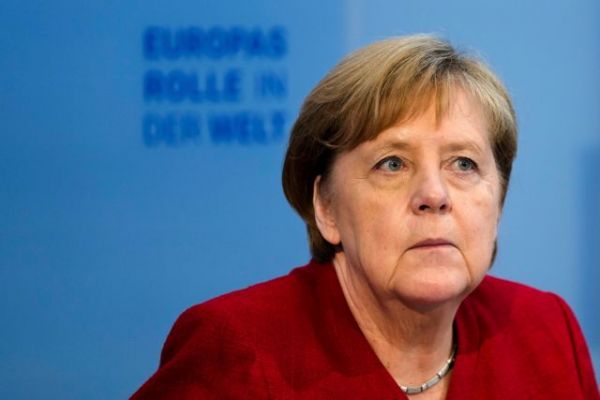 Γερμανία: Ο Zαν Κλοντ Γιουνκέρ αποκαλύπτει το λόγο του τρέμουλου της Μέρκελ – Ήταν «λανθάνουσα υπερκόπωση»
