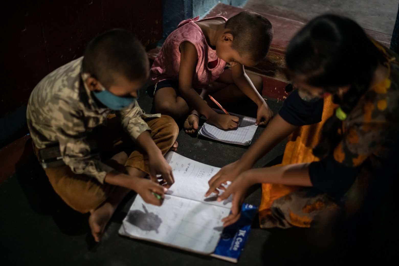«Μαμά, πότε θα έρθεις»: Κραυγή αγωνίας για τα παιδιά στην Ινδία που άφησε ορφανά ο κοροναϊός