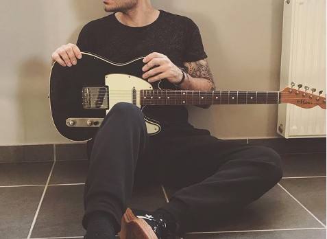 Πασίγνωστος έλληνας τραγουδιστής ετοιμάζεται να ανέβει τα σκαλιά της εκκλησίας