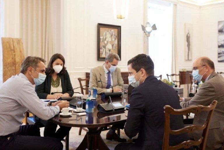 Συνάντηση Μητσοτάκη με τη νέα ηγεσία της Ιατρικής Σχολής του ΕΚΠΑ